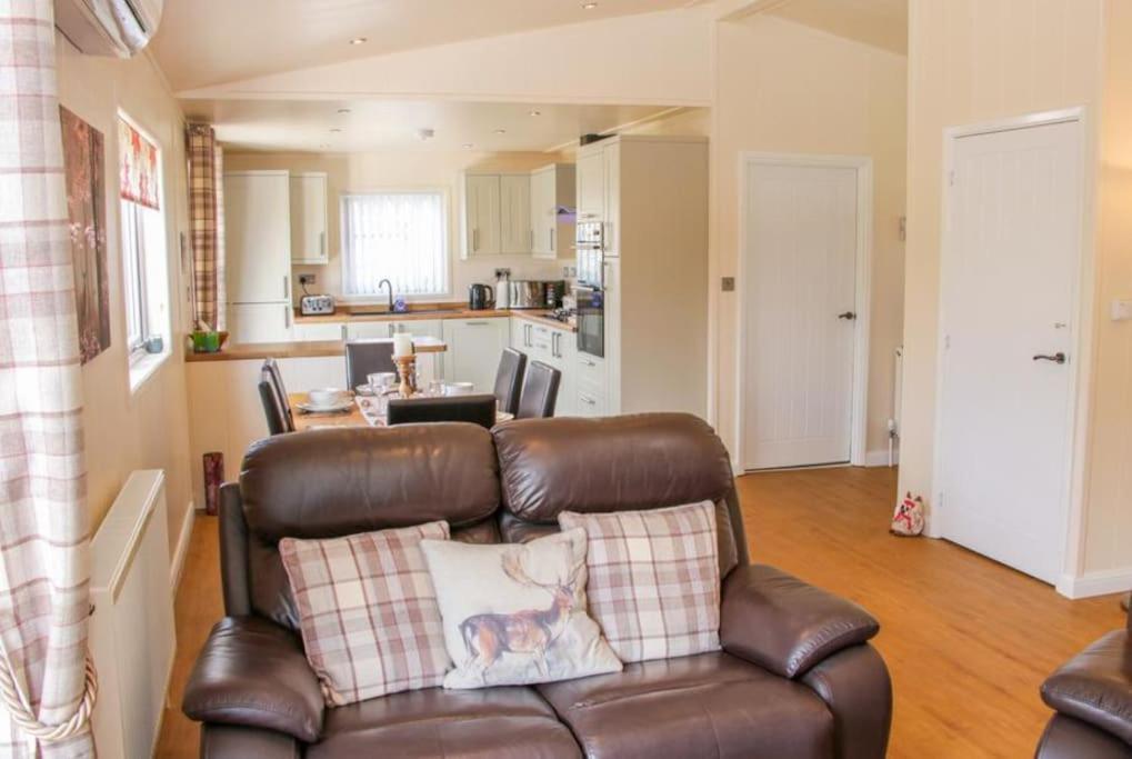 Fabulous Detached Lodge With Hot Tub Two Nights Minimum Stay Bridgnorth Luaran gambar